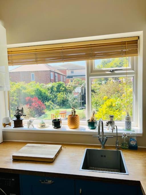 Lovely, Sunny House, By The Beach & Centre! Lytham St Annes Exteriör bild